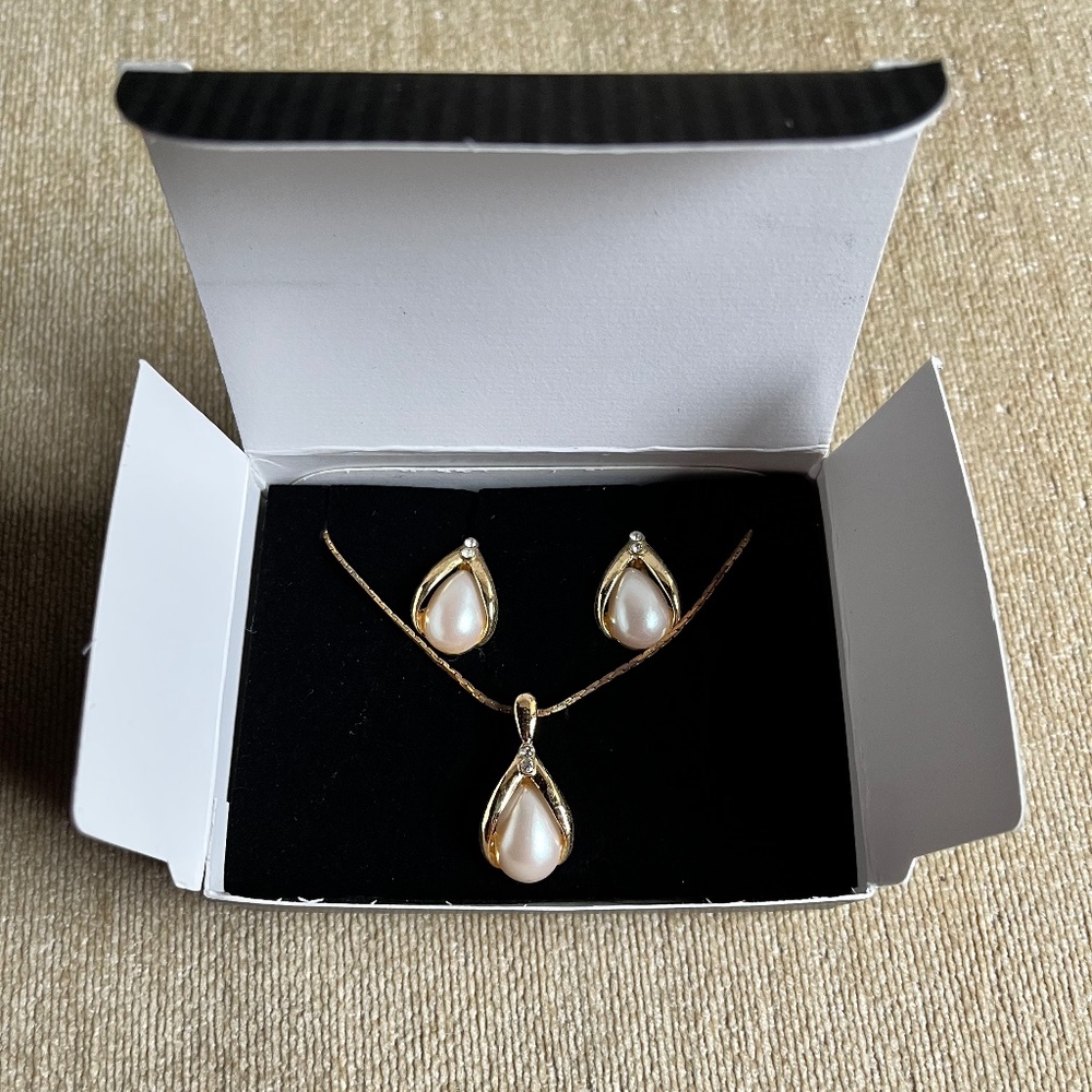 VINTAGE (1996) AVON GOLDEN PEARLESQUE GIFT SET WITH CLIP ON EARRINGS